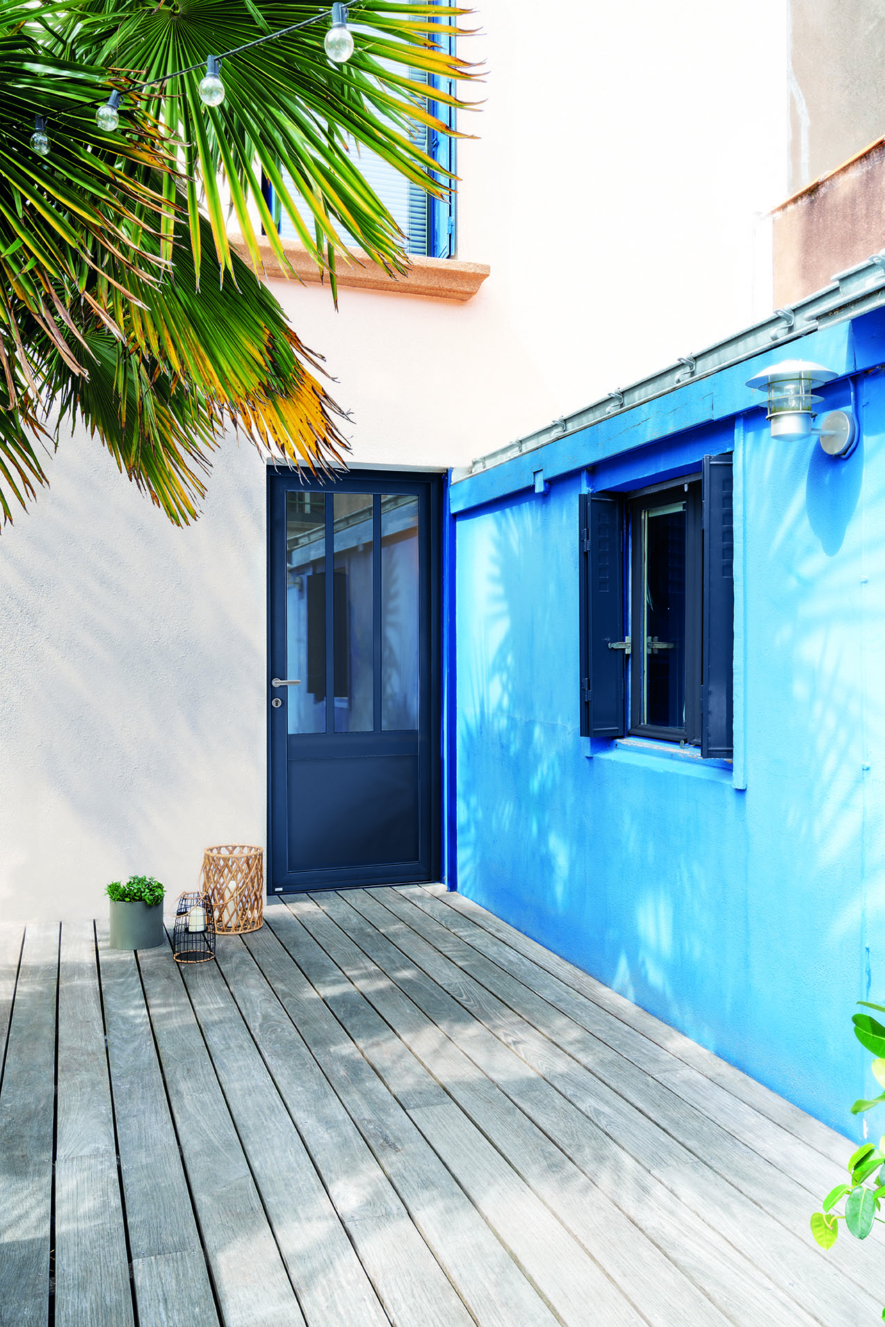 porte d entree style atelier avec un vitrage et des petits bois collés sur une maison d'artiste