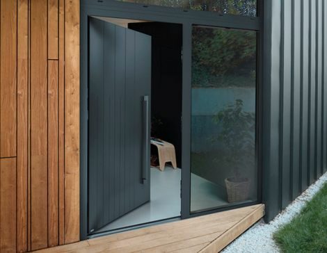 porte d'entrée en aluminium gris anthracite au style contemporain sur une maison style architecte