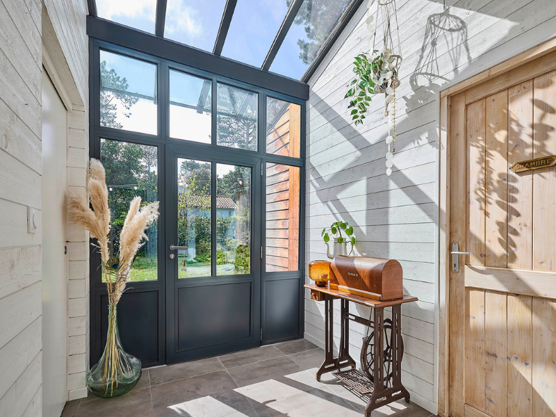 entrée de maison avec une grande composition sur mesure avec une porte d'entrée vitrée style atelier