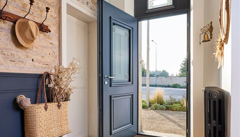 porte d'entrée akimel dans un intérieur avec des murs en pierre