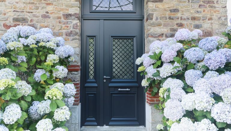 maison de maitre en pierre avec une porte d'entrée athéna