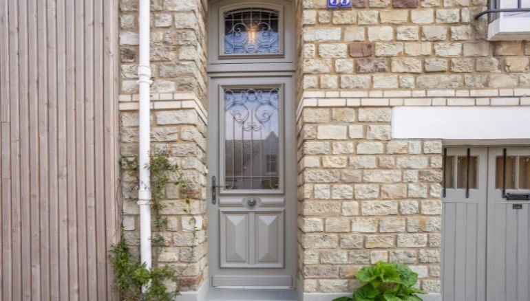 porte d'entrée sur mesure sur une maison en pierre