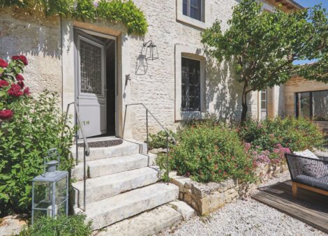 maison de campagne en pierre avec une porte d'entrée classique